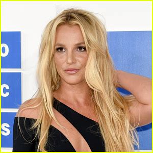 Britney Spears goes completely naked on the beach in beautiful。